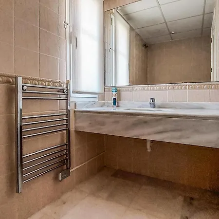 3 Bedroom Cozy In Malaga *